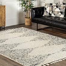 nuLOOM Bria Moroccan Shag Tasseled 5' 3" x 7' 7" Area Rug