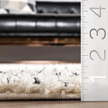 nuLOOM Bria Moroccan Shag Tasseled 5' 3" x 7' 7" Area Rug