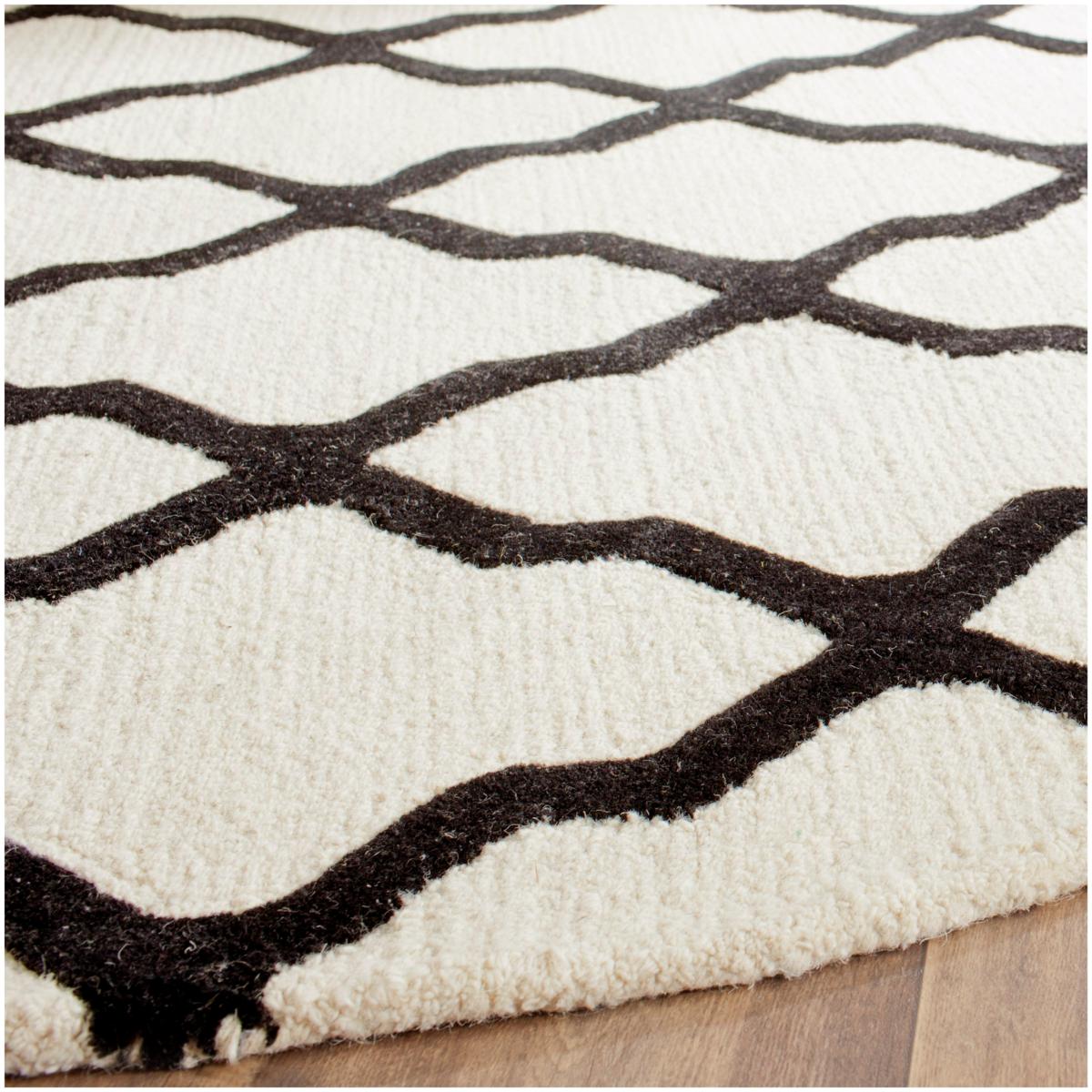 Safavieh 2' x 4' Hold Pad White Rug