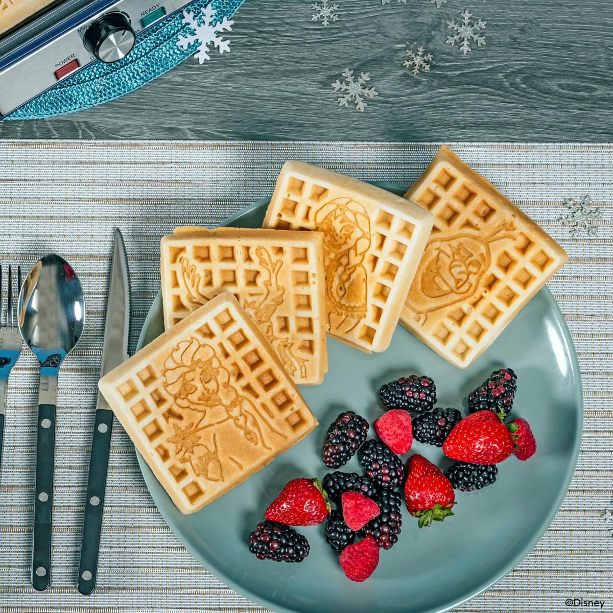 Uncanny Brands Disney Frozen Elsa, Anna, and Olaf Deluxe Waffle